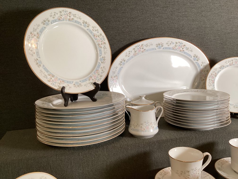 Image for Lenox “Daisy Basket” Service for 12!