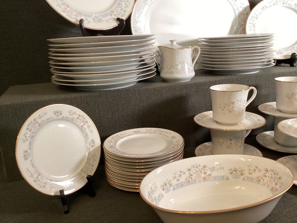 Image for Lenox “Daisy Basket” Service for 12!