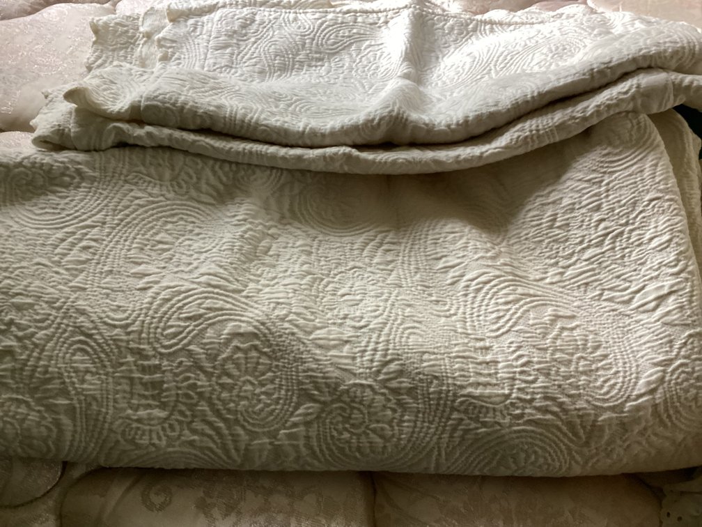 Image for Full Size Bedspread and Cathedral Window Pillow