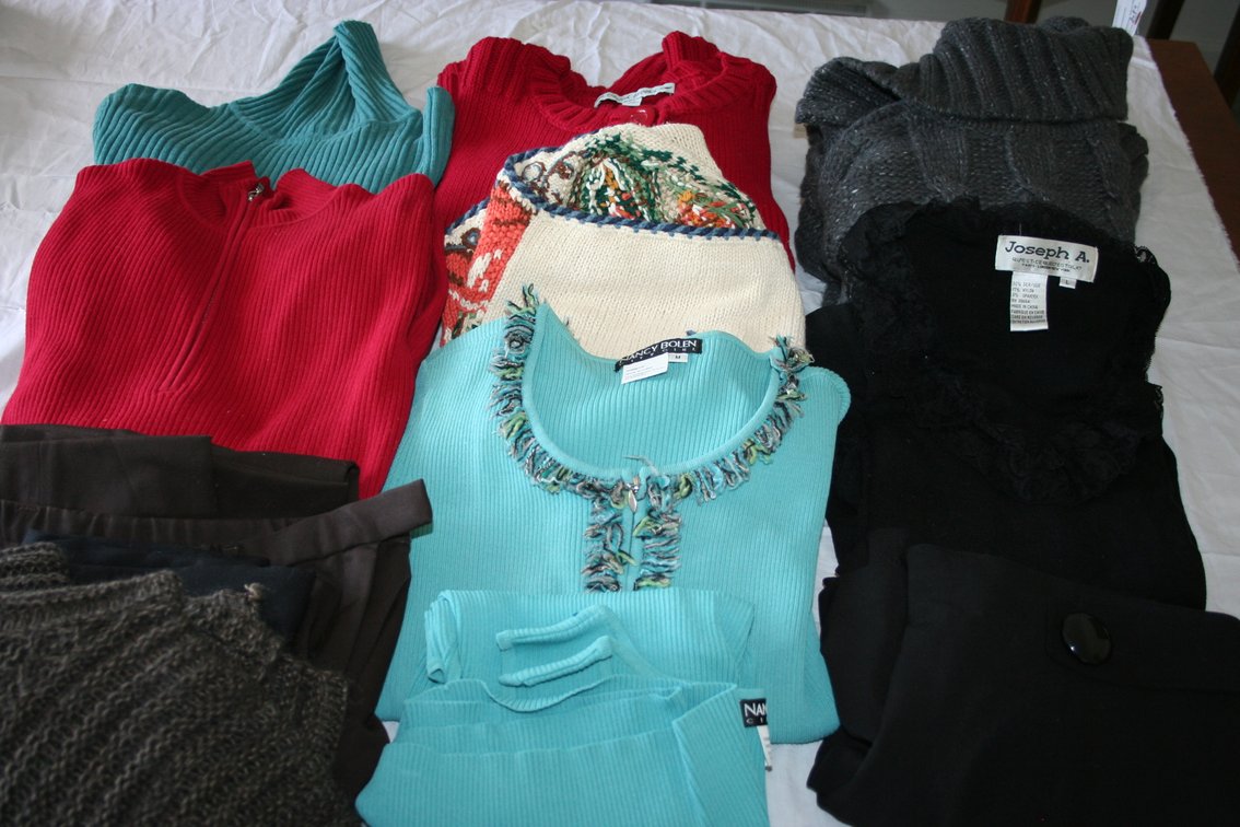 Image for Total of 8 medium & large ladies sweaters pullovers