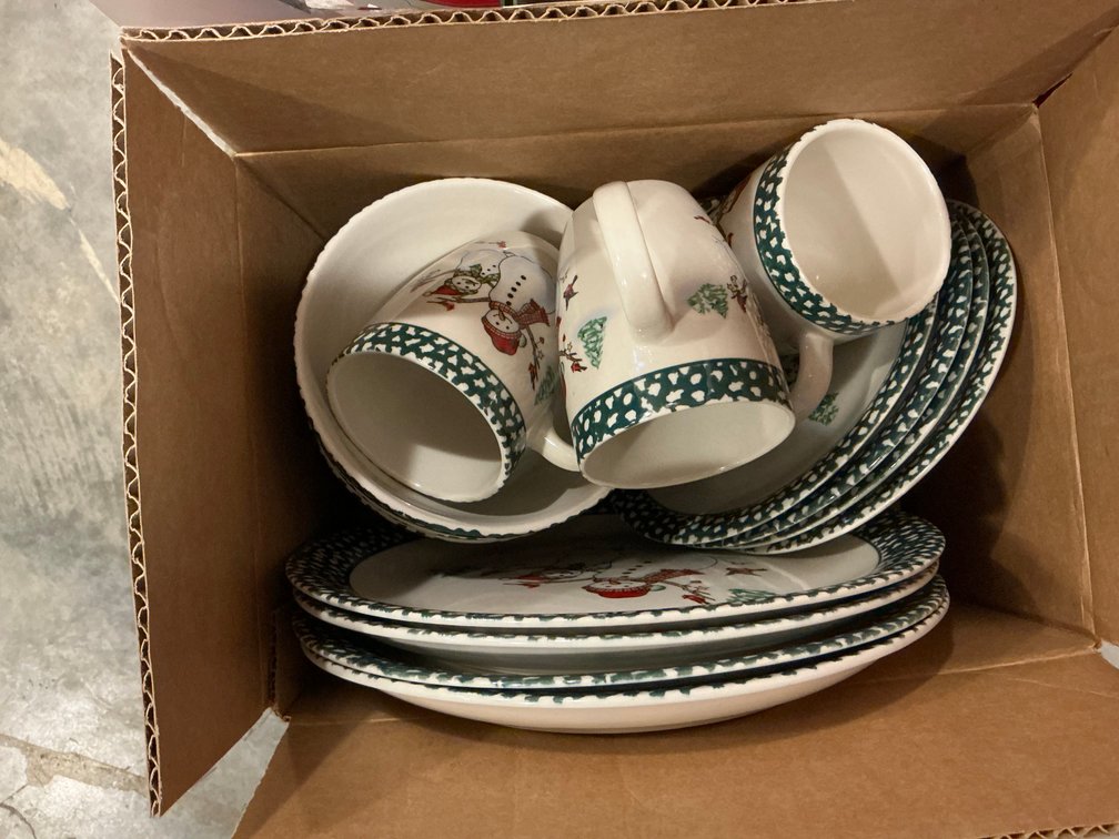 Image for Christmas Dinnerware & Decorations