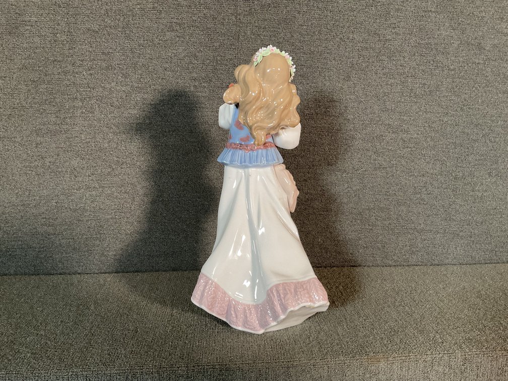 Image for “Dreams of a Summer Past” by Lladro