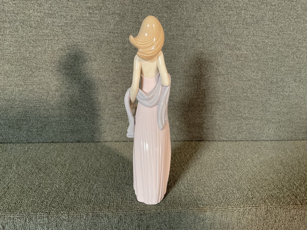 Image for “Ingenue” by Lladro