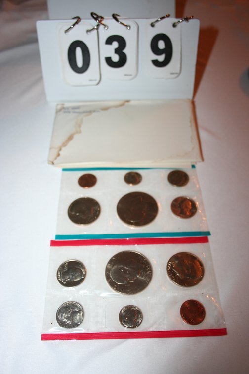 Image for 1776 - 1976 Mint Set (2) (Uncirculated( (Denver / Philadelphia)