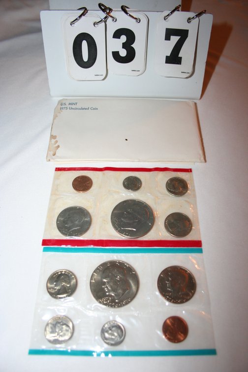 Image for 1776 - 1976 Mint Set (2) (Uncirculated( (Denver / Philadelphia)