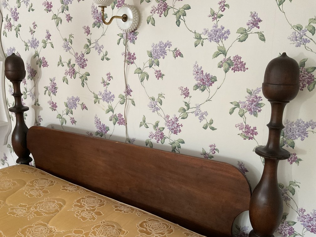 Image for Early Acorn Post Walnut Full Size Bed