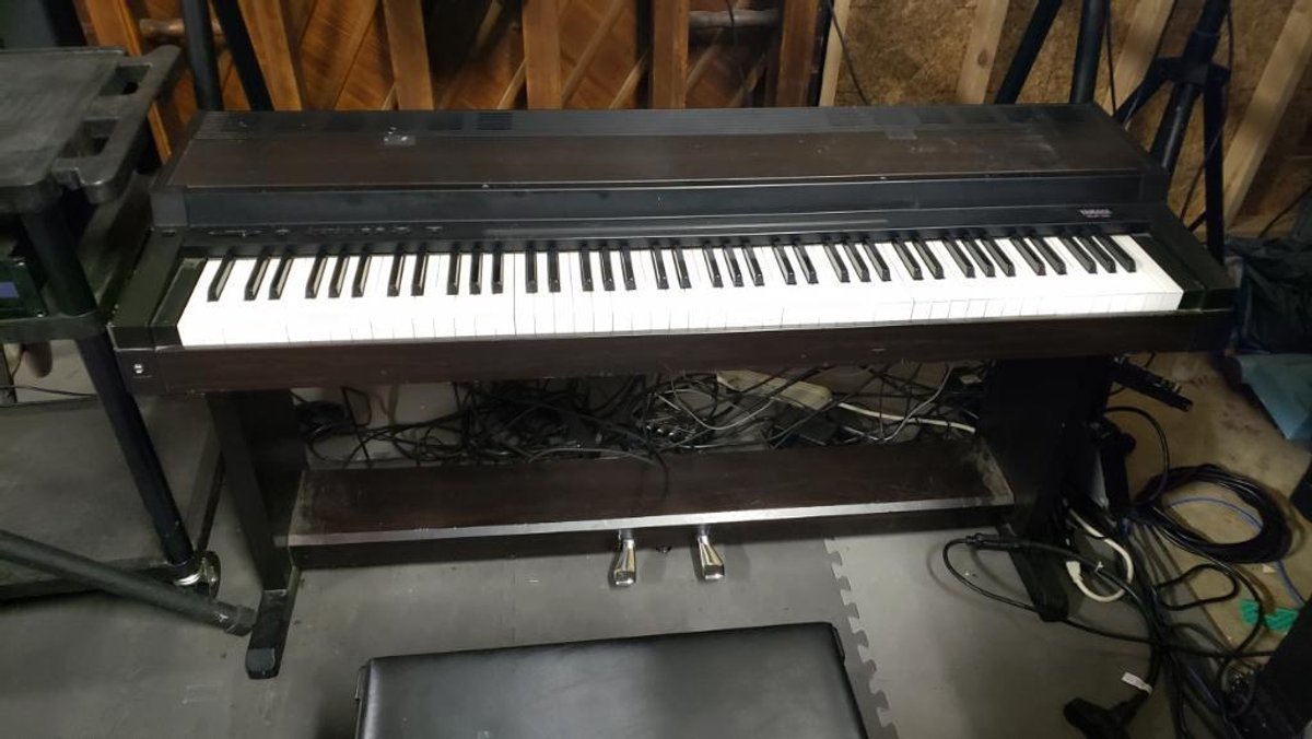 Yamaha CLP-30 Keyboard with Weighted Keys