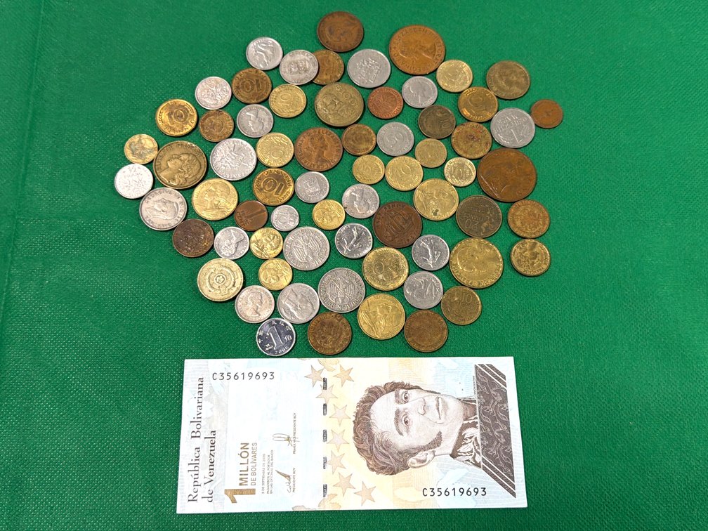 Mixed Foreign Coin and Currency Grouping