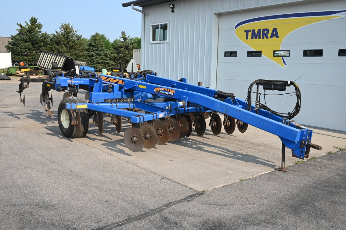 DMI Ecolo-tiger 530B 5 Shank Chisel Plow