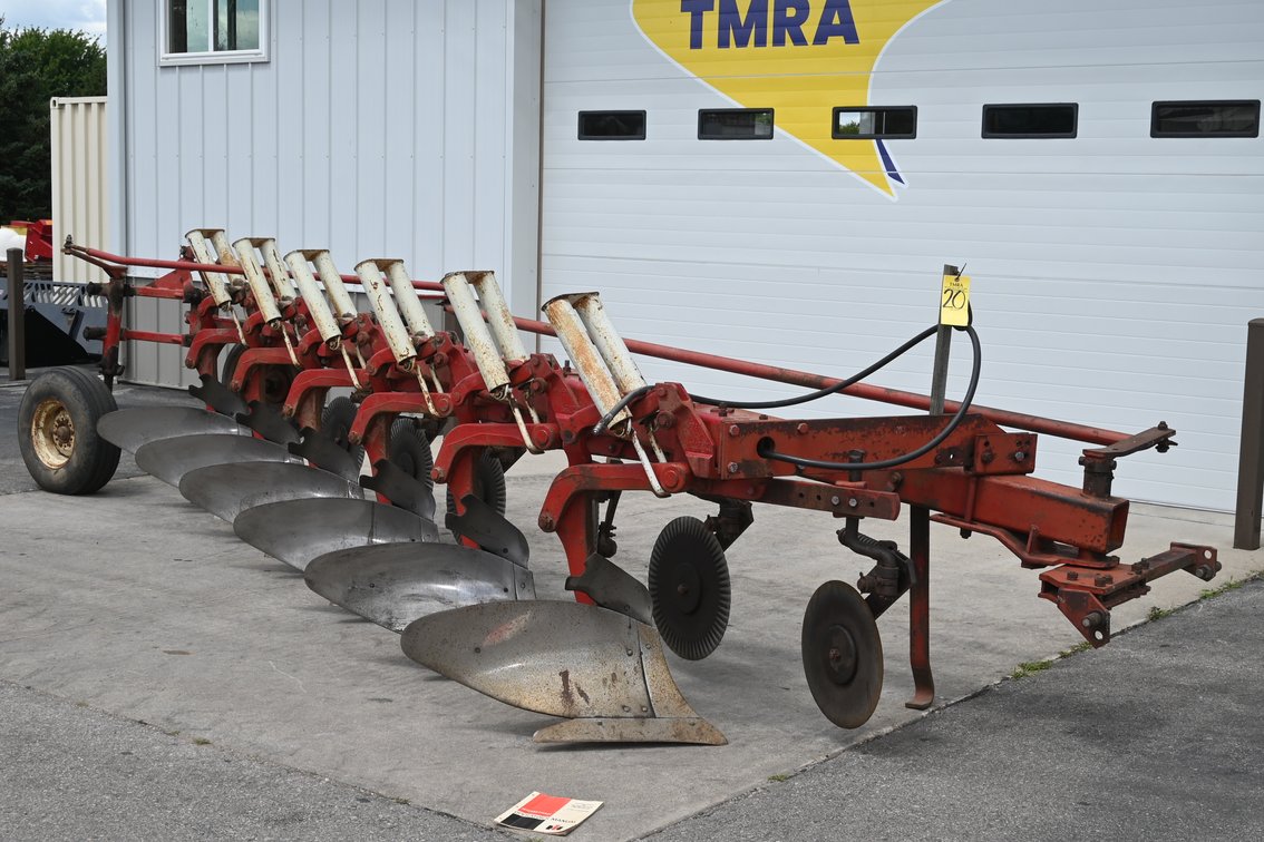 Case International 720, 6 Bottom Mold Board Plow Kisro Retirement