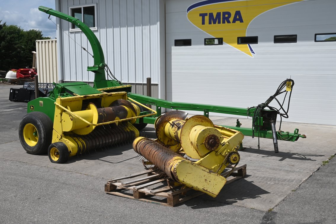 John Deere 3960 Pull Type Chopper