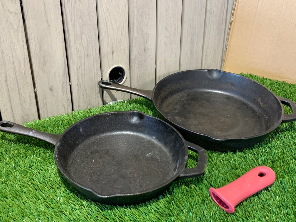 Pre Seasoned Tramontina 2 Piece Cast Iron Skillets with silicone handle heat protector 