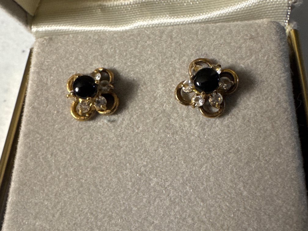 Lady Grace Earings. Vintage Black & White Flower Stud W/ Black Center Stone
