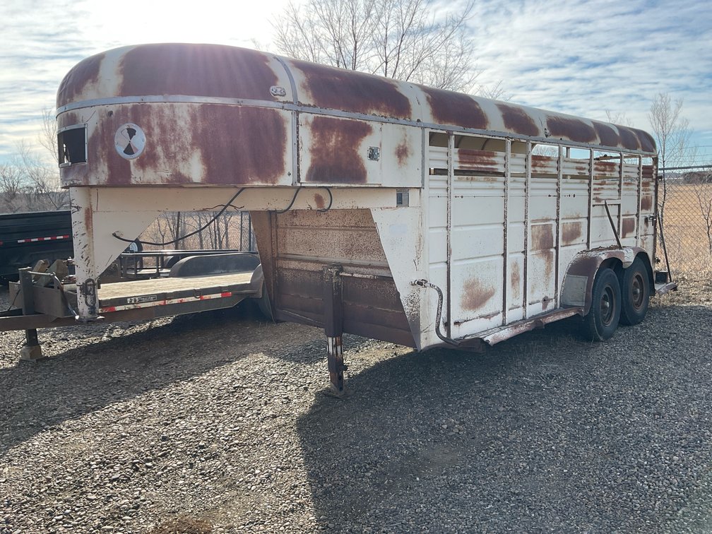 1980 16’ Lundgren Gooseneck Stock Trailer