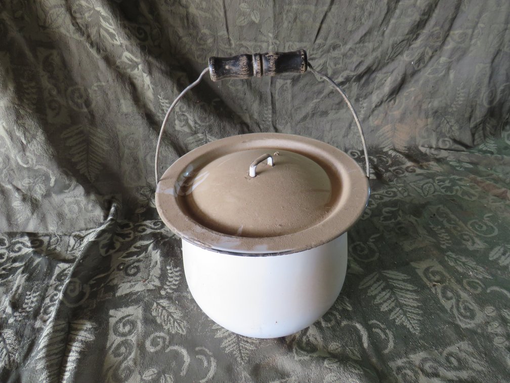 White Enamel Chamber Pot With Lid