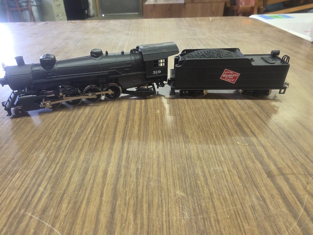 HO Scale. Lionel model steam locomotive and tender