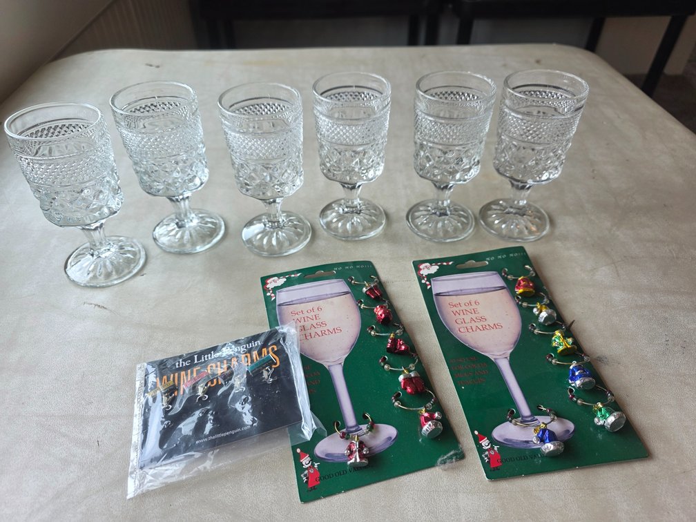 Anchor Hocking Wexford Pattern Clear glass Claret Wine Glasses and Wine Glass Charms