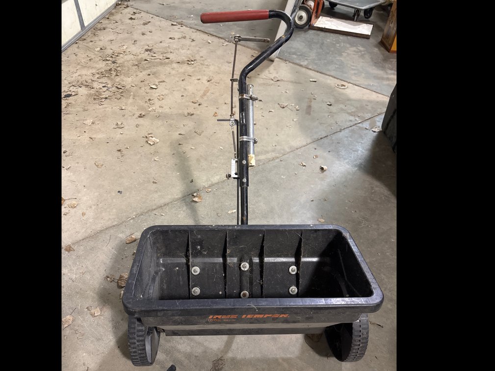 True Temper Seed Spreader