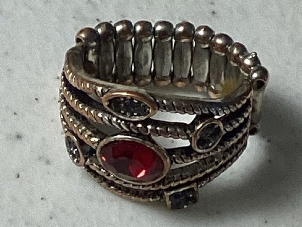 Paparazzi Ring With Red Rhinestone