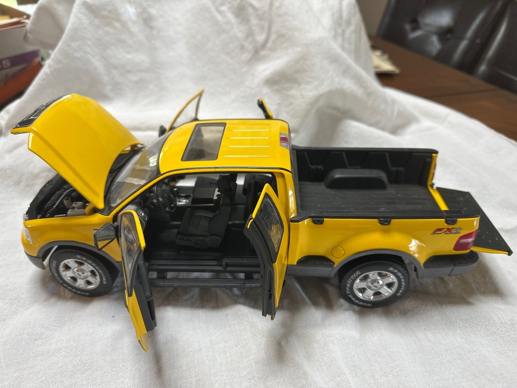 1/18 Scale Highly Detailed 2004 Ford F-150