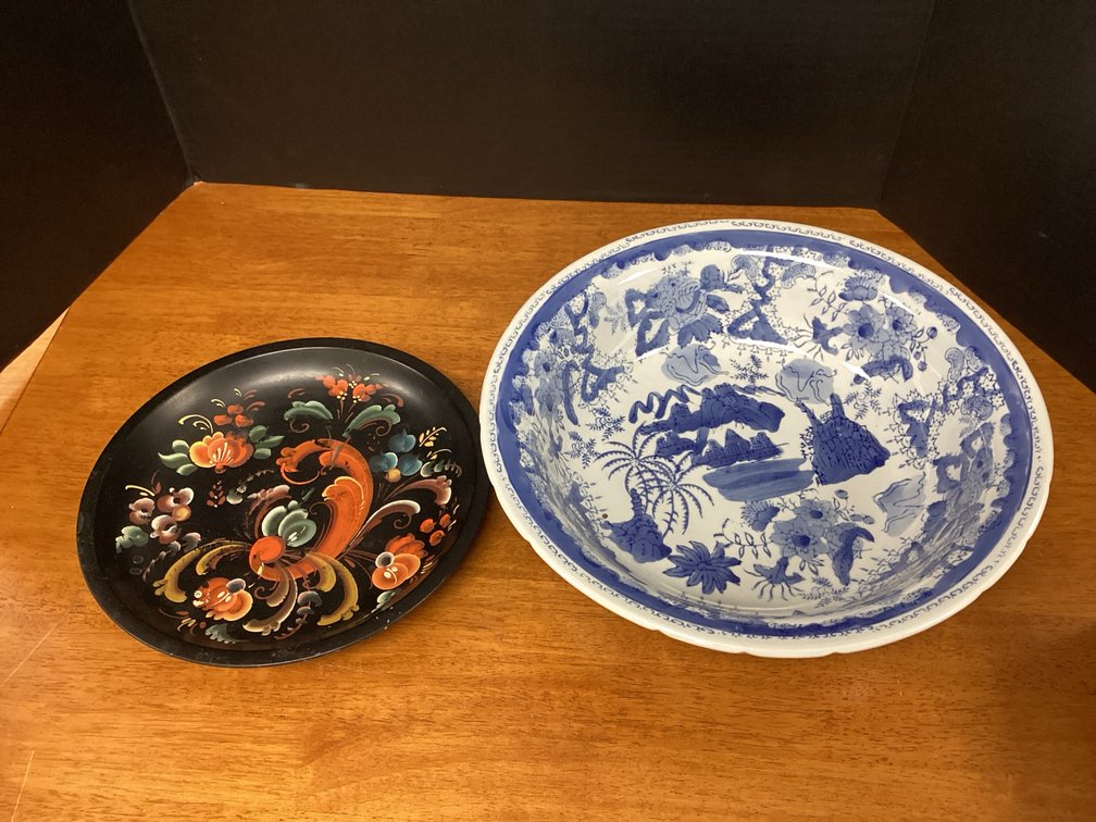 Victoria Ironware Serving Bowl wooden plate