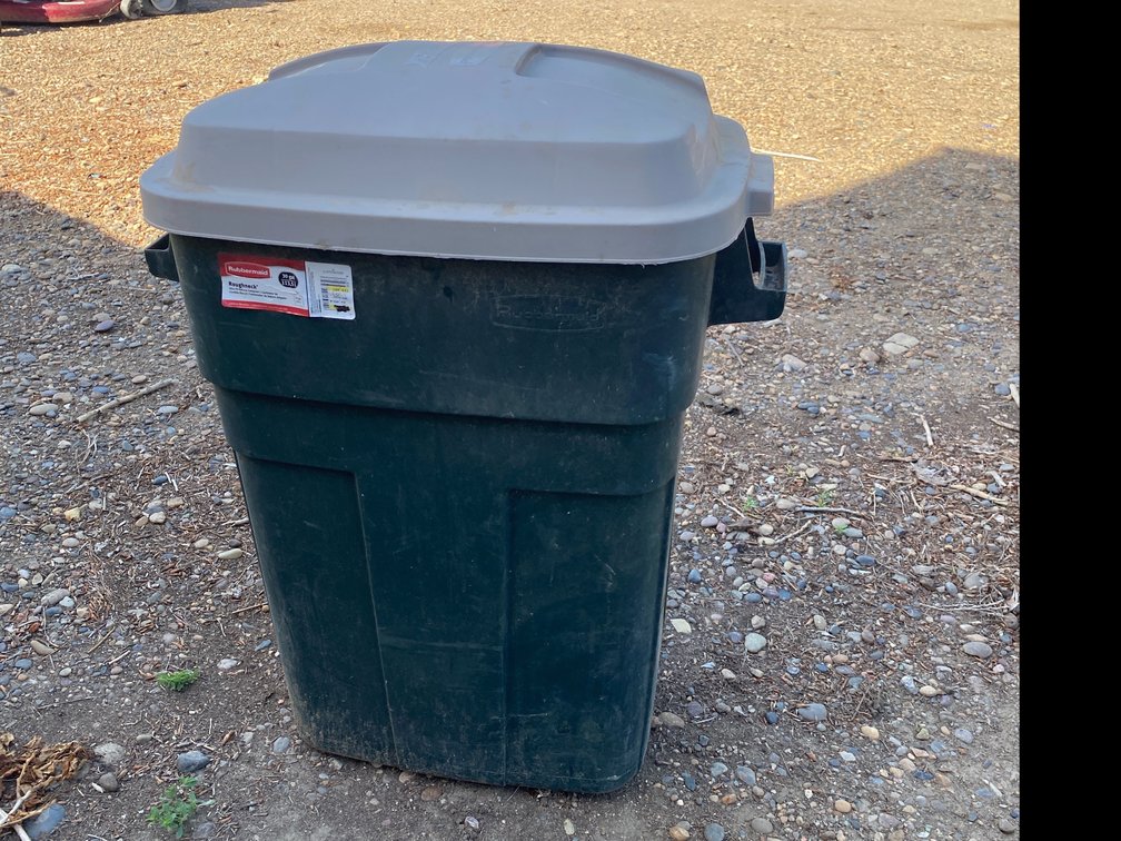 Rubbermaid Roughneck 30 Gallon Trash Can with Lid