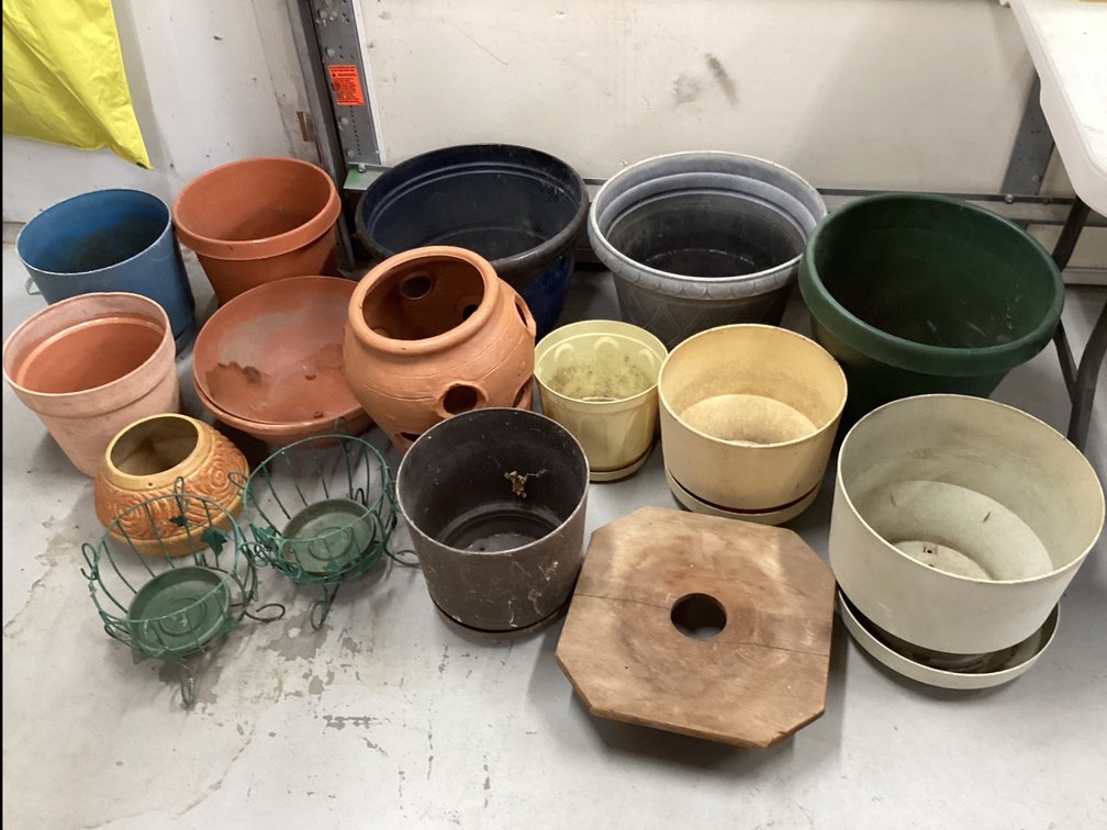 Plastic Outdoor Flower Pots & Wooden Plant Caddy