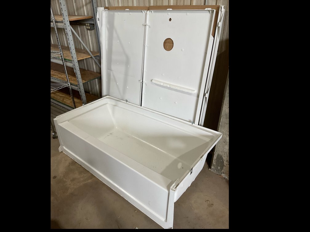 5’x30”x17” Fiberglass Bathtub W/ Soround