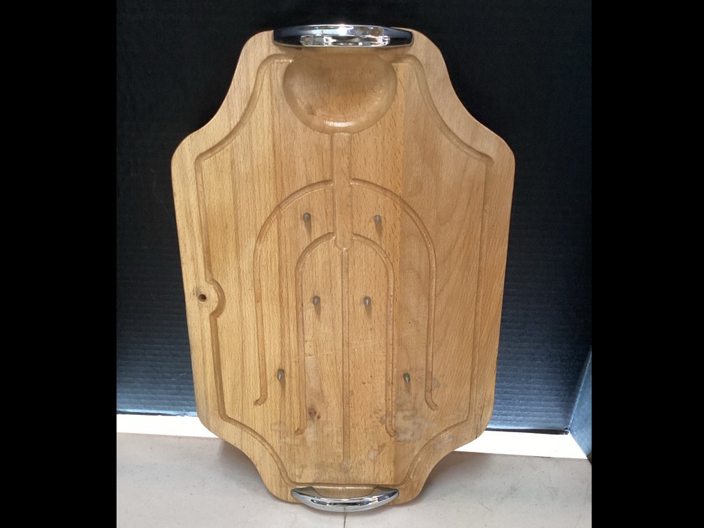 Wooden Meat Carving Board Equipped With Metal Spikes to Hold Meat
