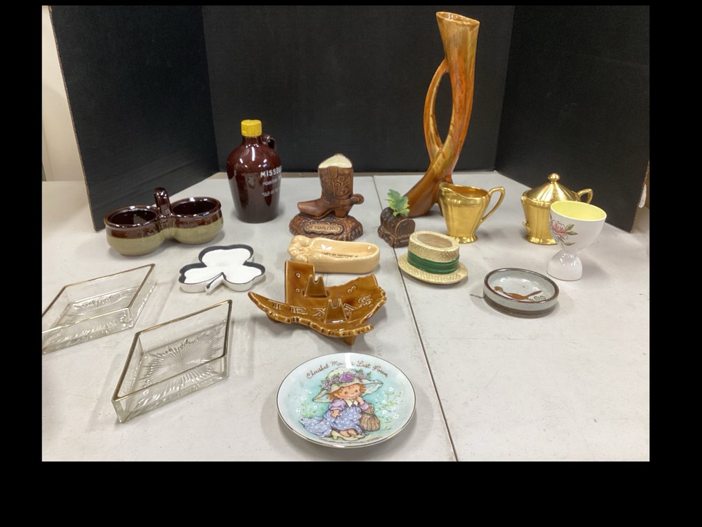 Assorted Ceramic/Glassware & Pottery Home Decor