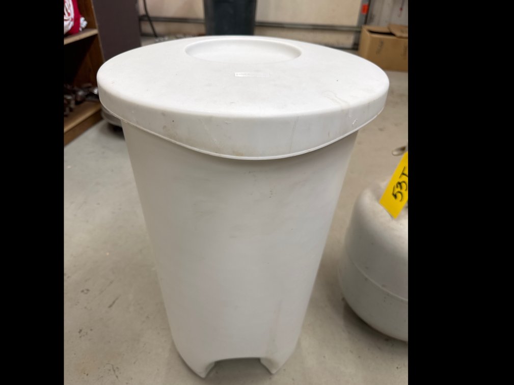 13 Gallon Rubbermaid Garbage Can W/Lid