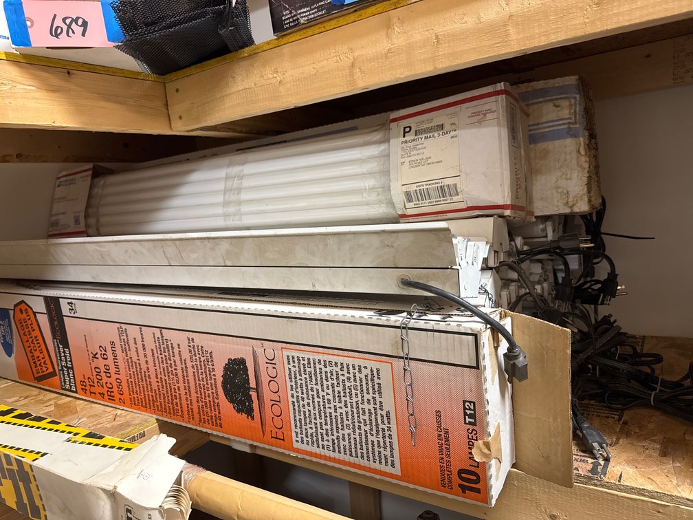 4’ Shop Lights and Bulbs