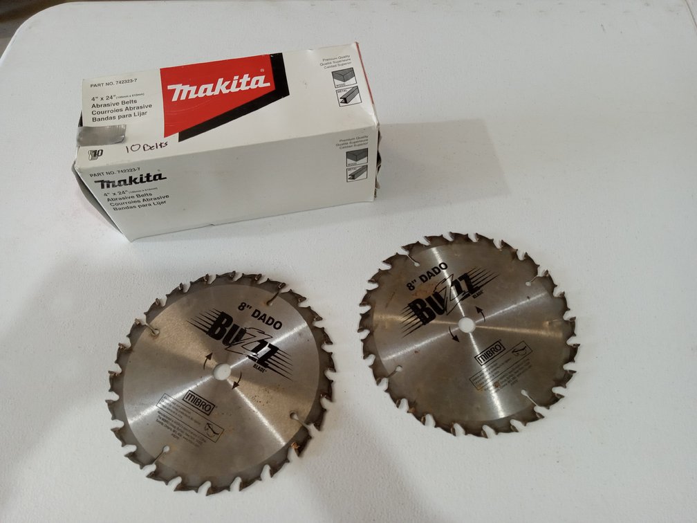 8" Saw Blades(2) & Makita 4x24" Abrasive Belts (10(