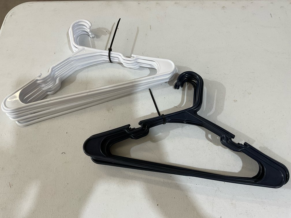 Plastic Clothes Hangers (15)