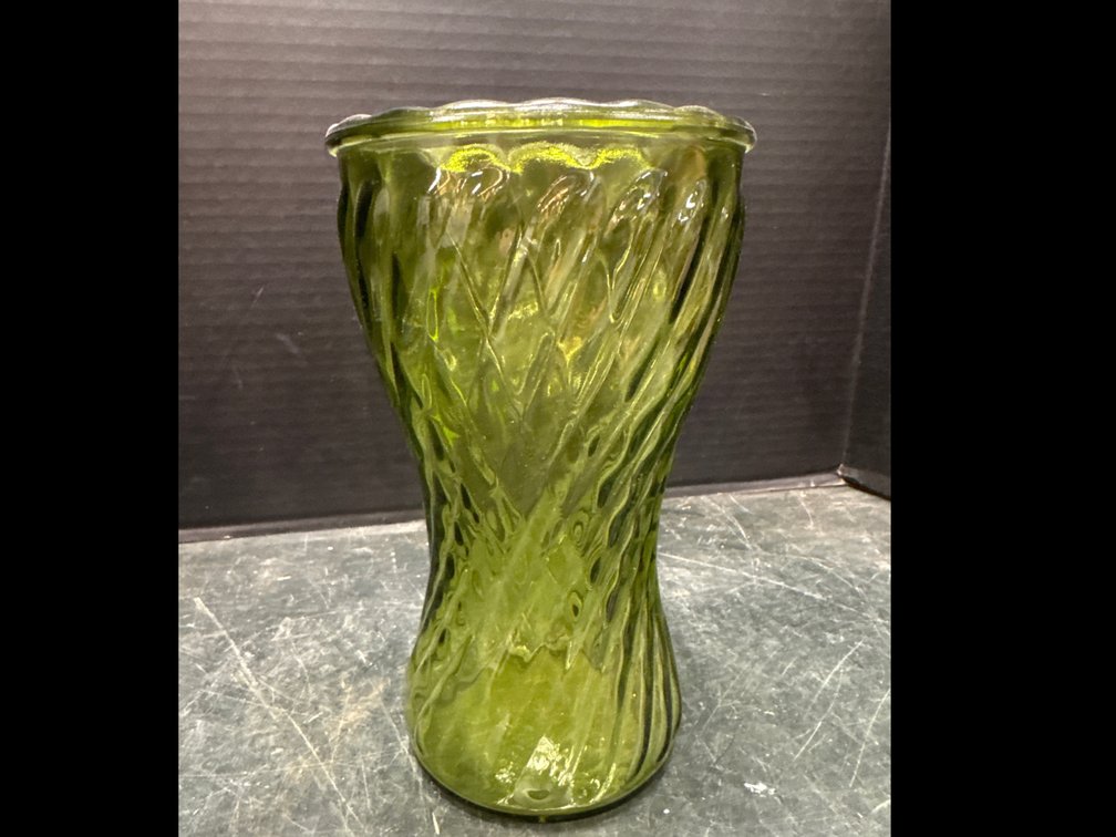 Twisted Diamond Swirl Pattern Vase