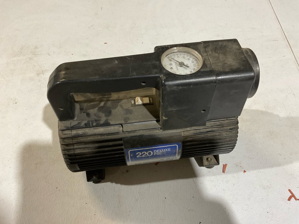 220 Deluxe Psi DC 12v 12 A  Air Compressor/ Flash Light