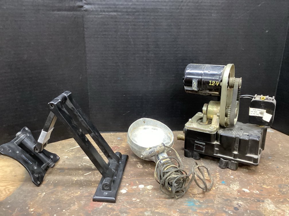 Articulating Single-Arm Monitor Wall Mount Bracket - Spot Light - Water Pump System12V