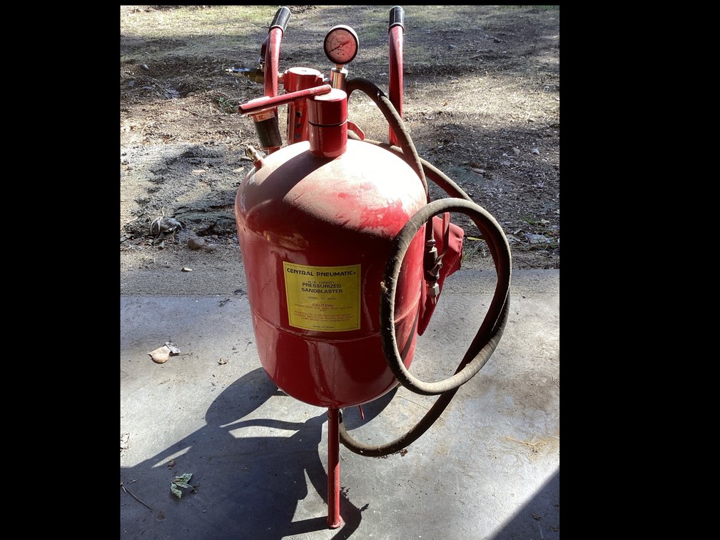 Central Pneumatic Pressurized Sandblaster