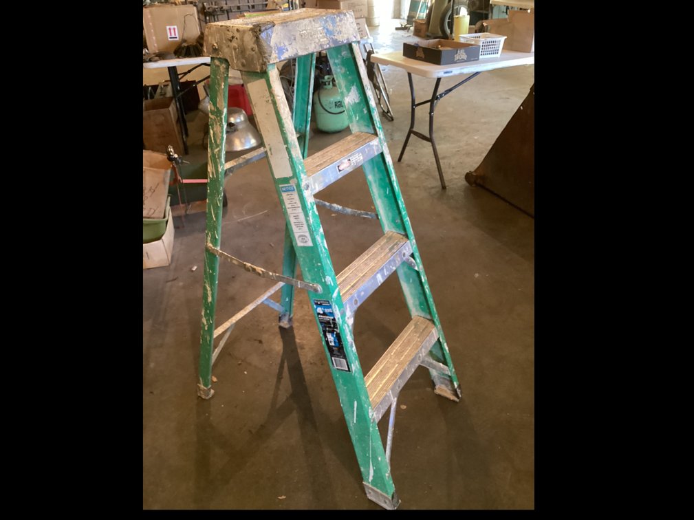 Yellowstone 4Ft Fiberglass Ladder