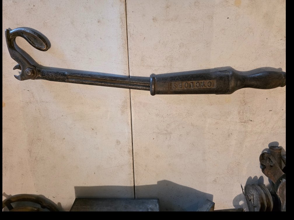 Cyclops Cast Iron Nail Puller