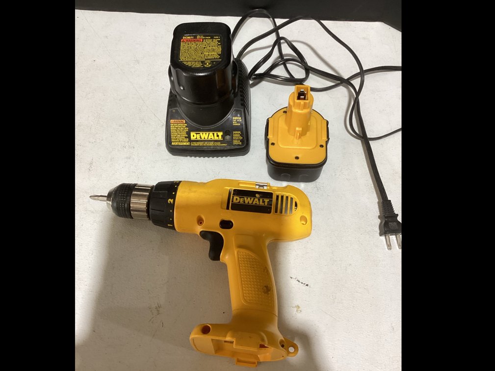 DeWalt Cordless Drill & Battery Charger With Batteries