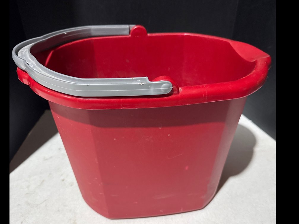 Sterilite Spout Bucket