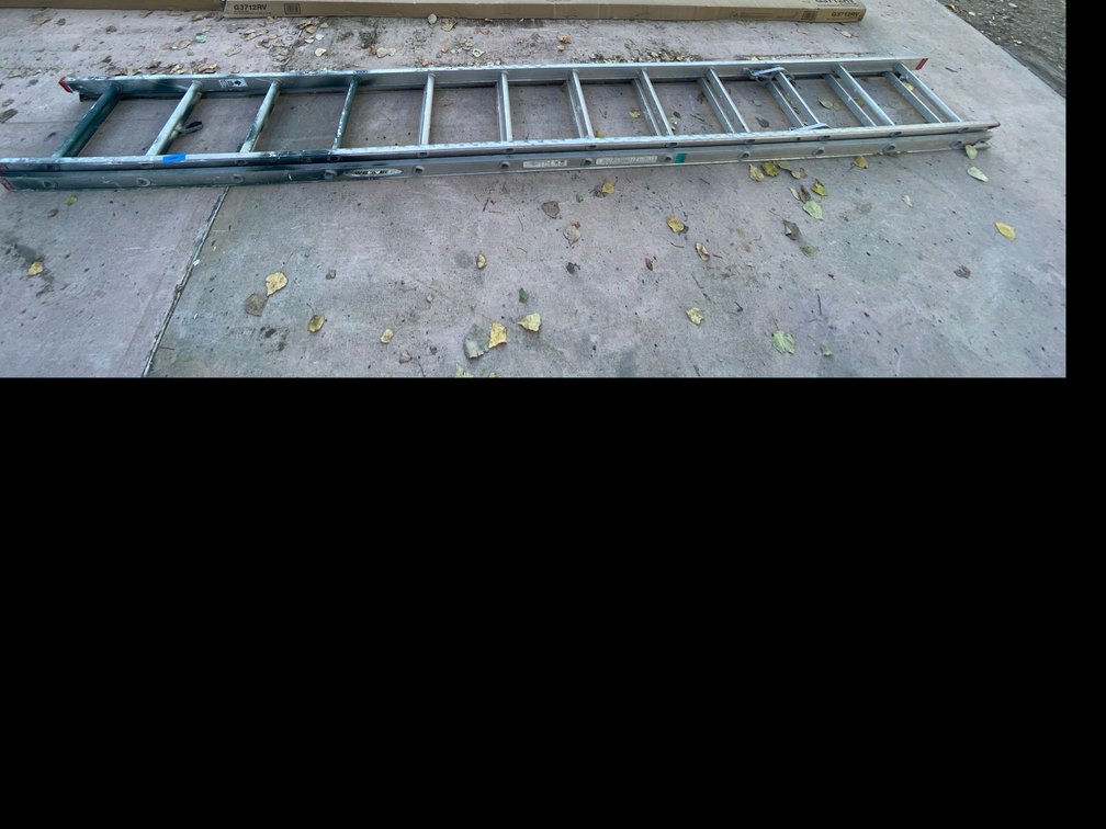 Aluminum extension ladder