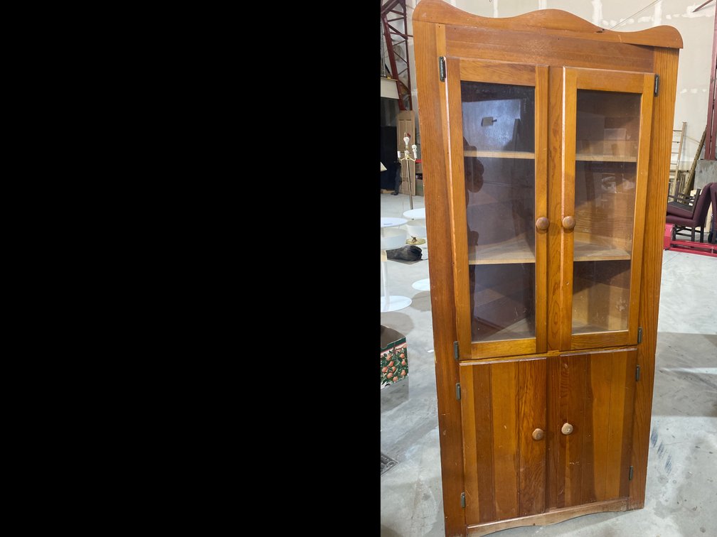 Corner Hutch