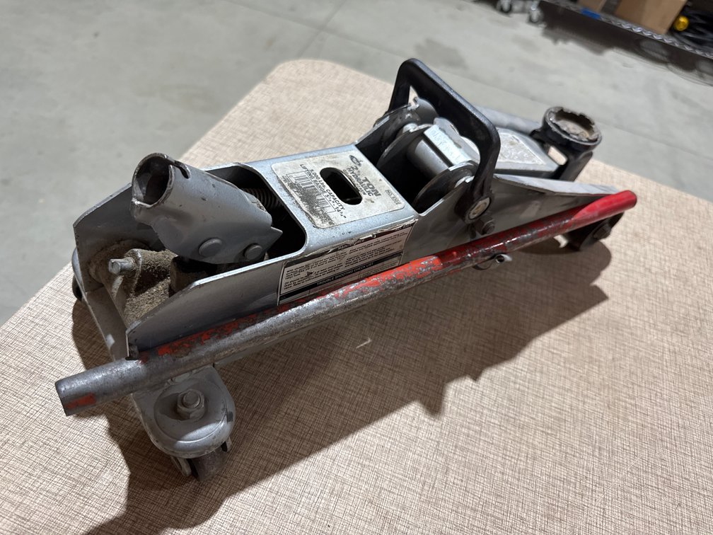 Mack 2-1/2 Ton Floor Jack