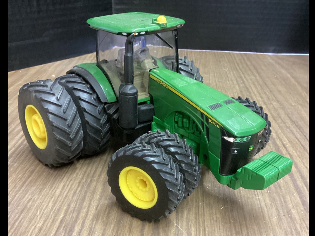 ERTL John Deere 8260 R Tractor Die Cast
