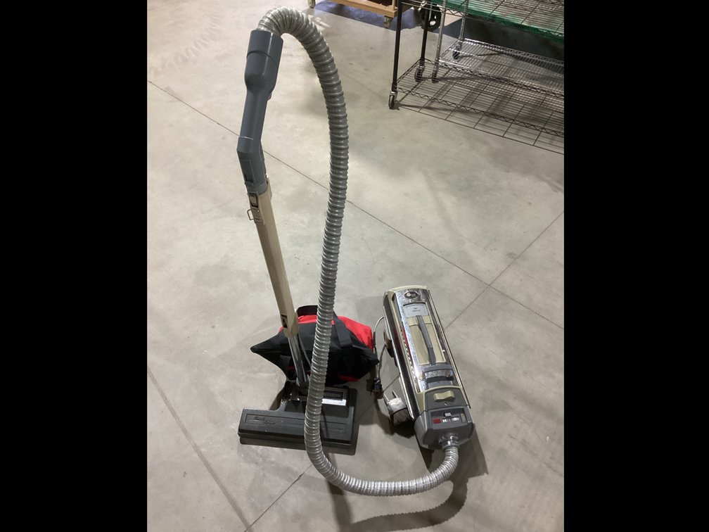 Electrolux Silverado Deluxe Vacuum Cleaner With Bags