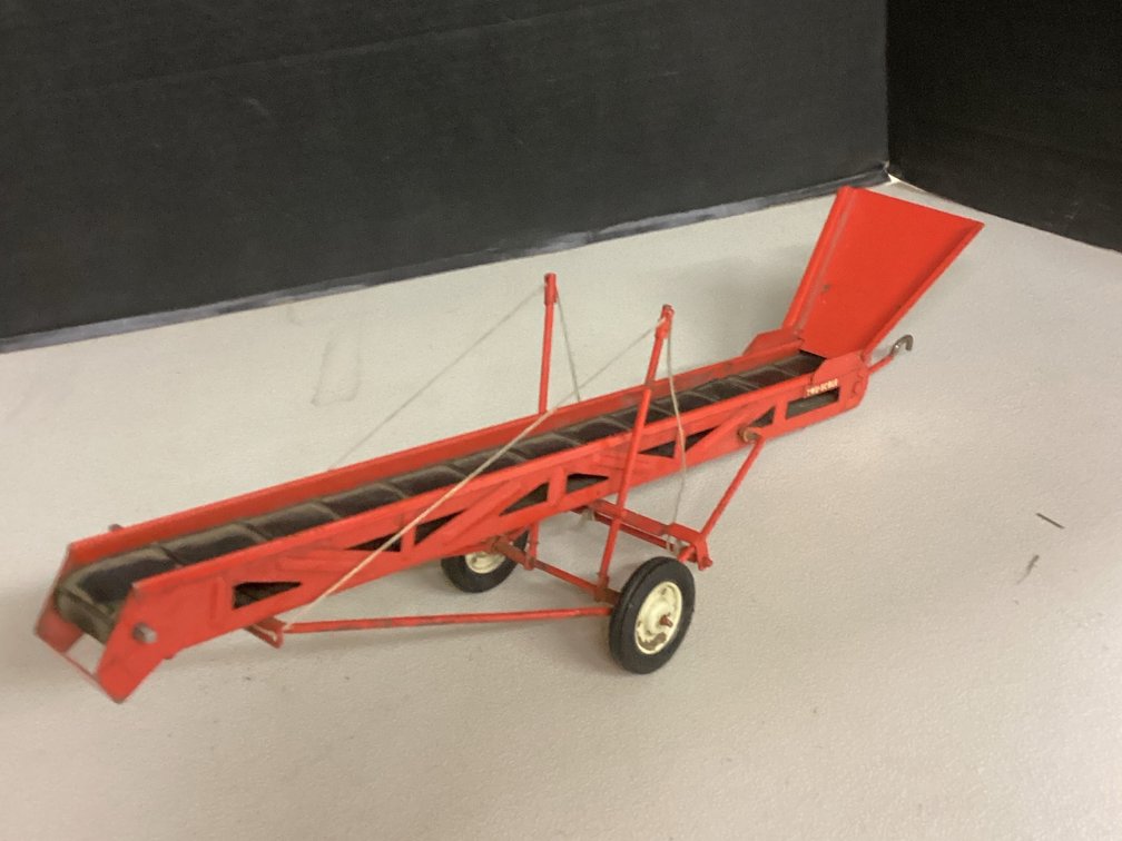 1/16 Scale Tru-Scale Red Farm Elevator / Hay and Grain Conveyor