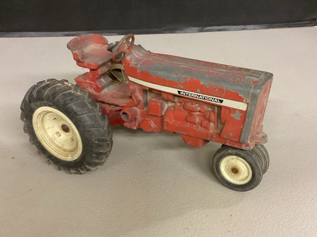 1-1/16 Scale Die-Cast International Tractor