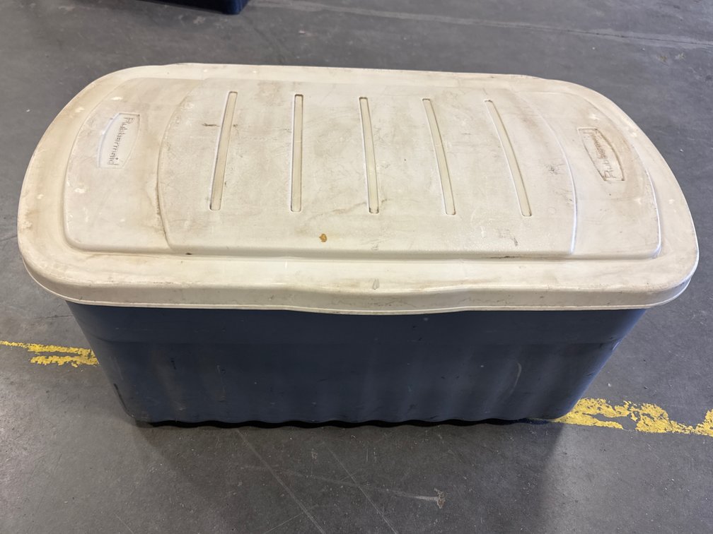 Rubbermaid Tote W/Lid